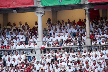 Público asistente a la Plaza de Toros de Pamplona durante la última corrida de la Feria del Toro 2018.