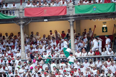 Público asistente a la Plaza de Toros de Pamplona durante la última corrida de la Feria del Toro 2018.