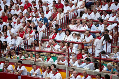 Público asistente a la Plaza de Toros de Pamplona durante la última corrida de la Feria del Toro 2018.