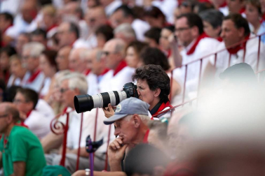 Público asistente a la Plaza de Toros de Pamplona durante la última corrida de la Feria del Toro 2018.