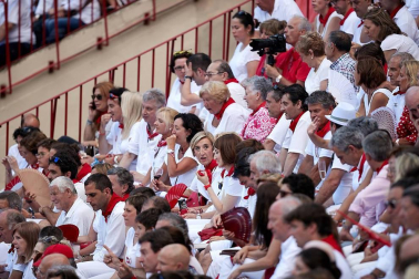 Público asistente a la Plaza de Toros de Pamplona durante la última corrida de la Feria del Toro 2018.