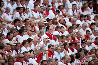 Público asistente a la Plaza de Toros de Pamplona durante la última corrida de la Feria del Toro 2018.