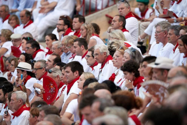 Público asistente a la Plaza de Toros de Pamplona durante la última corrida de la Feria del Toro 2018.