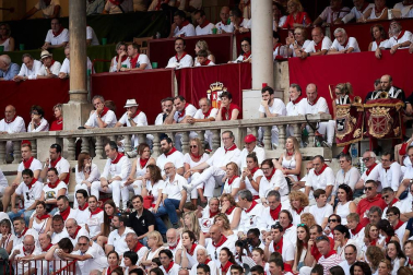 Público asistente a la Plaza de Toros de Pamplona durante la última corrida de la Feria del Toro 2018.