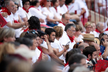 Público asistente a la Plaza de Toros de Pamplona durante la última corrida de la Feria del Toro 2018.