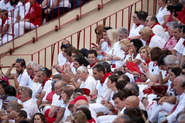 Público asistente a la Plaza de Toros de Pamplona durante la última corrida de la Feria del Toro 2018.