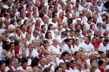 Público asistente a la Plaza de Toros de Pamplona durante la última corrida de la Feria del Toro 2018.