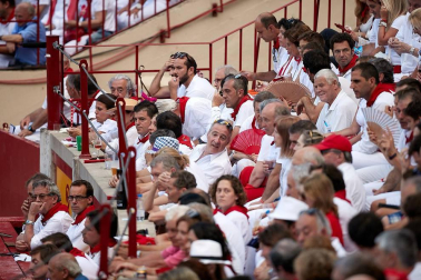 Público asistente a la Plaza de Toros de Pamplona durante la última corrida de la Feria del Toro 2018.