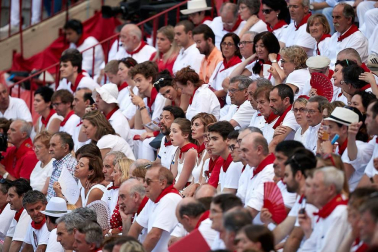 Público asistente a la Plaza de Toros de Pamplona durante la última corrida de la Feria del Toro 2018.