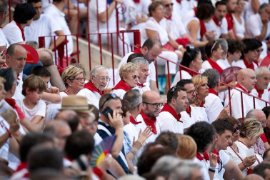 Público asistente a la Plaza de Toros de Pamplona durante la última corrida de la Feria del Toro 2018.