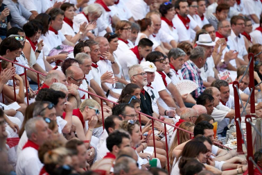 Público asistente a la Plaza de Toros de Pamplona durante la última corrida de la Feria del Toro 2018.