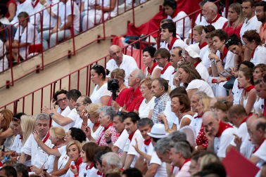 Público asistente a la Plaza de Toros de Pamplona durante la última corrida de la Feria del Toro 2018.