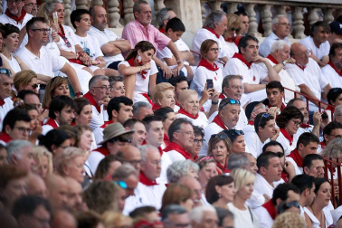 Público asistente a la Plaza de Toros de Pamplona durante la última corrida de la Feria del Toro 2018.