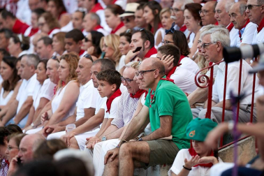 Público asistente a la Plaza de Toros de Pamplona durante la última corrida de la Feria del Toro 2018.