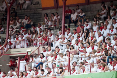 Público asistente a la Plaza de Toros de Pamplona durante la última corrida de la Feria del Toro 2018.