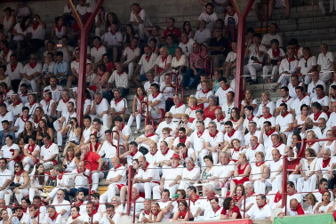 Público asistente a la Plaza de Toros de Pamplona durante la última corrida de la Feria del Toro 2018.