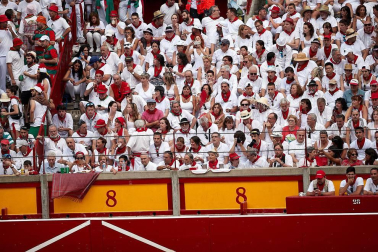 Público asistente a la Plaza de Toros de Pamplona durante la última corrida de la Feria del Toro 2018.