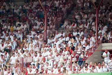 Público asistente a la Plaza de Toros de Pamplona durante la última corrida de la Feria del Toro 2018.