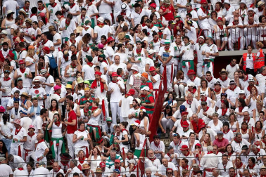 Público asistente a la Plaza de Toros de Pamplona durante la última corrida de la Feria del Toro 2018.