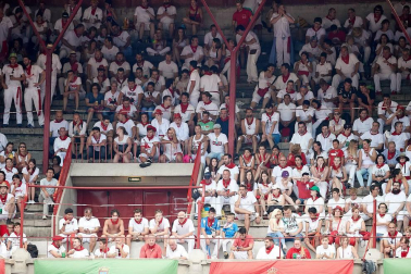 Público asistente a la Plaza de Toros de Pamplona durante la última corrida de la Feria del Toro 2018.