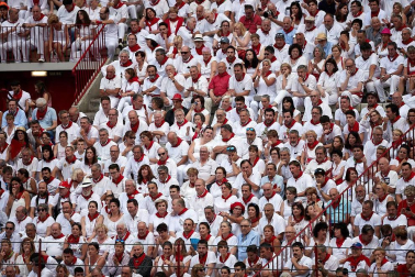 Público asistente a la Plaza de Toros de Pamplona durante la última corrida de la Feria del Toro 2018.