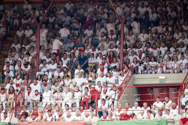 Público asistente a la Plaza de Toros de Pamplona durante la última corrida de la Feria del Toro 2018.