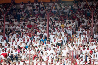 Público asistente a la Plaza de Toros de Pamplona durante la última corrida de la Feria del Toro 2018.