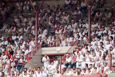 Público asistente a la Plaza de Toros de Pamplona durante la última corrida de la Feria del Toro 2018.
