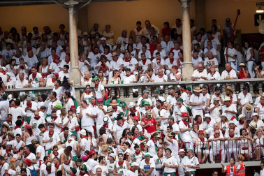 Público asistente a la Plaza de Toros de Pamplona durante la última corrida de la Feria del Toro 2018.