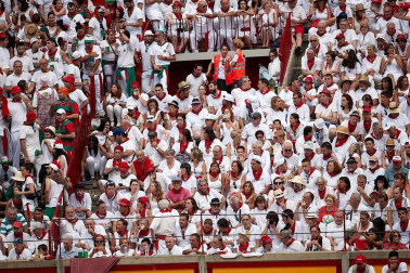 Público asistente a la Plaza de Toros de Pamplona durante la última corrida de la Feria del Toro 2018.