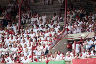 Público asistente a la Plaza de Toros de Pamplona durante la última corrida de la Feria del Toro 2018.