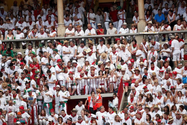 Público asistente a la Plaza de Toros de Pamplona durante la última corrida de la Feria del Toro 2018.