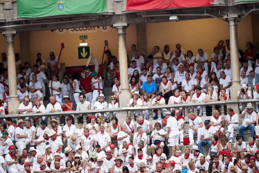 Público asistente a la Plaza de Toros de Pamplona durante la última corrida de la Feria del Toro 2018.