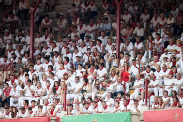 Público asistente a la Plaza de Toros de Pamplona durante la última corrida de la Feria del Toro 2018.