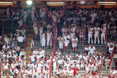 Público asistente a la Plaza de Toros de Pamplona durante la última corrida de la Feria del Toro 2018.