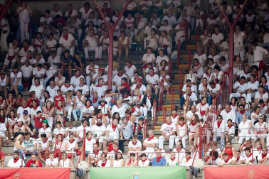 Público asistente a la Plaza de Toros de Pamplona durante la última corrida de la Feria del Toro 2018.