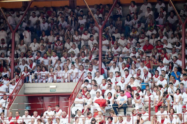 Público asistente a la Plaza de Toros de Pamplona durante la última corrida de la Feria del Toro 2018.