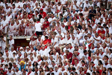 Público asistente a la Plaza de Toros de Pamplona durante la última corrida de la Feria del Toro 2018.