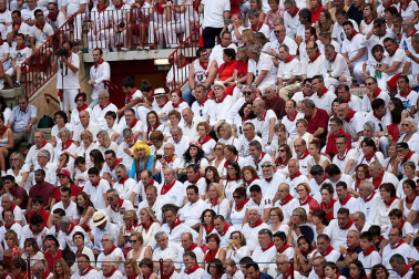 Público asistente a la Plaza de Toros de Pamplona durante la última corrida de la Feria del Toro 2018.