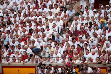 Público asistente a la Plaza de Toros de Pamplona durante la última corrida de la Feria del Toro 2018.