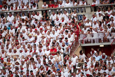 Público asistente a la Plaza de Toros de Pamplona durante la última corrida de la Feria del Toro 2018.