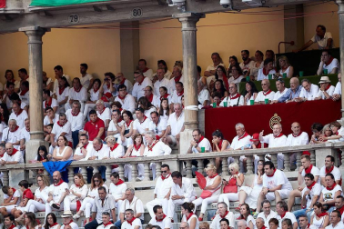 Público asistente a la Plaza de Toros de Pamplona durante la última corrida de la Feria del Toro 2018.