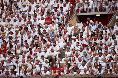 Público asistente a la Plaza de Toros de Pamplona durante la última corrida de la Feria del Toro 2018.