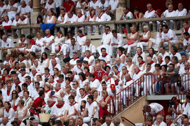 Público asistente a la Plaza de Toros de Pamplona durante la última corrida de la Feria del Toro 2018.