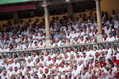Público asistente a la Plaza de Toros de Pamplona durante la última corrida de la Feria del Toro 2018.