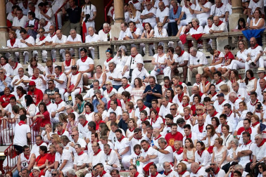 Público asistente a la Plaza de Toros de Pamplona durante la última corrida de la Feria del Toro 2018.