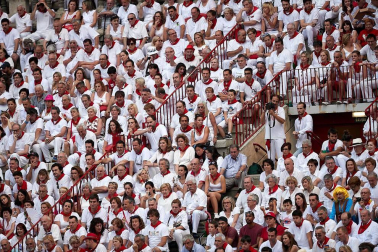 Público asistente a la Plaza de Toros de Pamplona durante la última corrida de la Feria del Toro 2018.