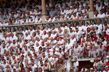 Público asistente a la Plaza de Toros de Pamplona durante la última corrida de la Feria del Toro 2018.