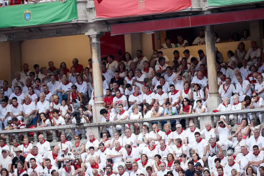 Público asistente a la Plaza de Toros de Pamplona durante la última corrida de la Feria del Toro 2018.