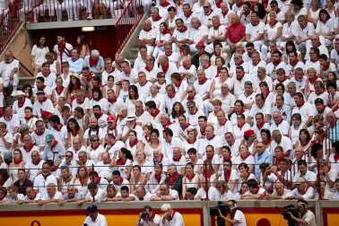Público asistente a la Plaza de Toros de Pamplona durante la última corrida de la Feria del Toro 2018.